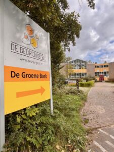 Deze locatie bevindt zich in het oude schoolgebouw de Groene Bark